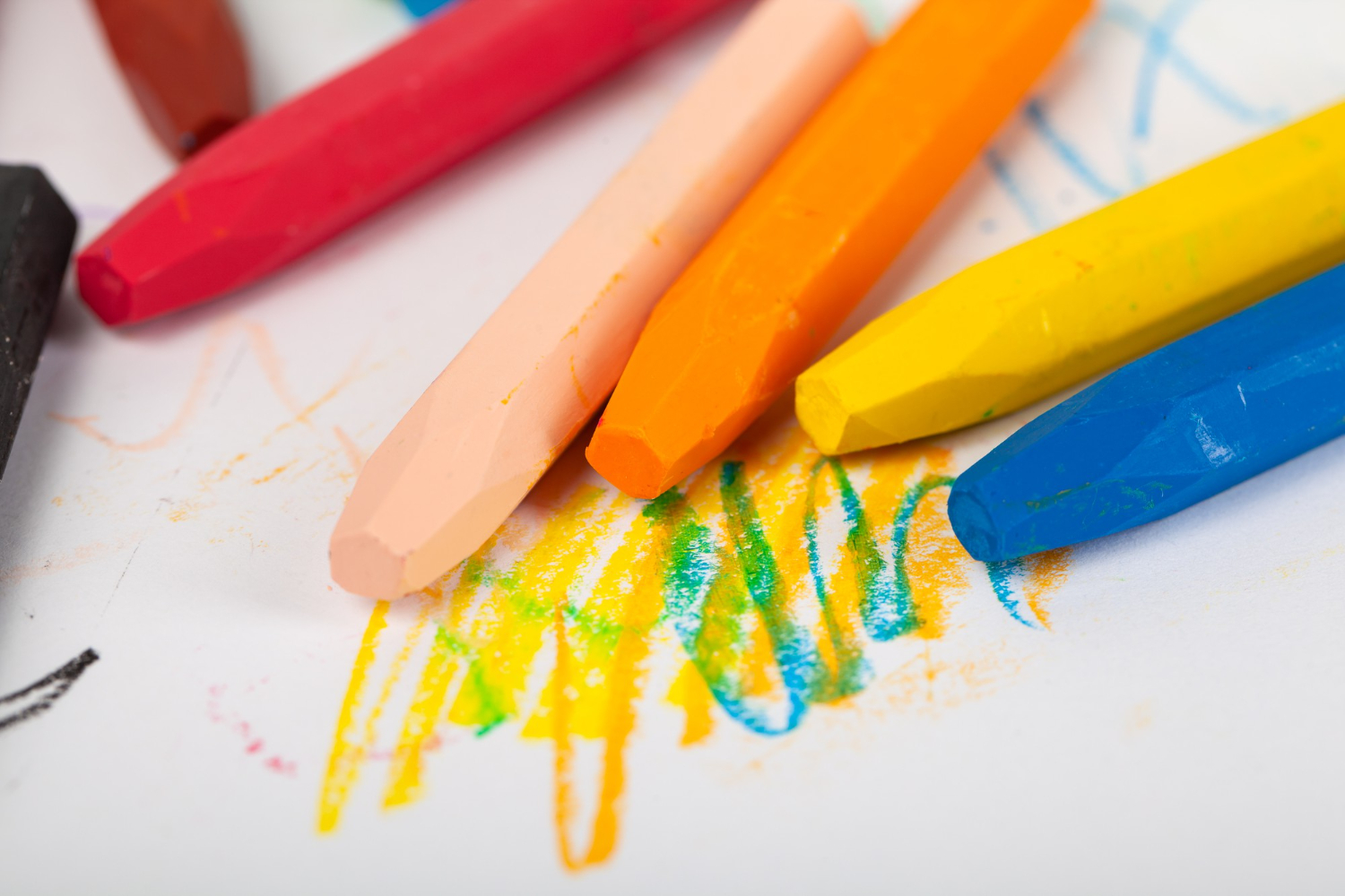 Hogyan távolítsd el a zsírkrétát a falról percek alatt: Szakértői tippek és módszerek