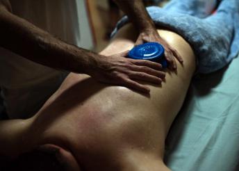 Hátmasszázs vagy teljes testmasszázs köpölyözéssel a Masszázstanyán, a Dózsa György úti metró közelé